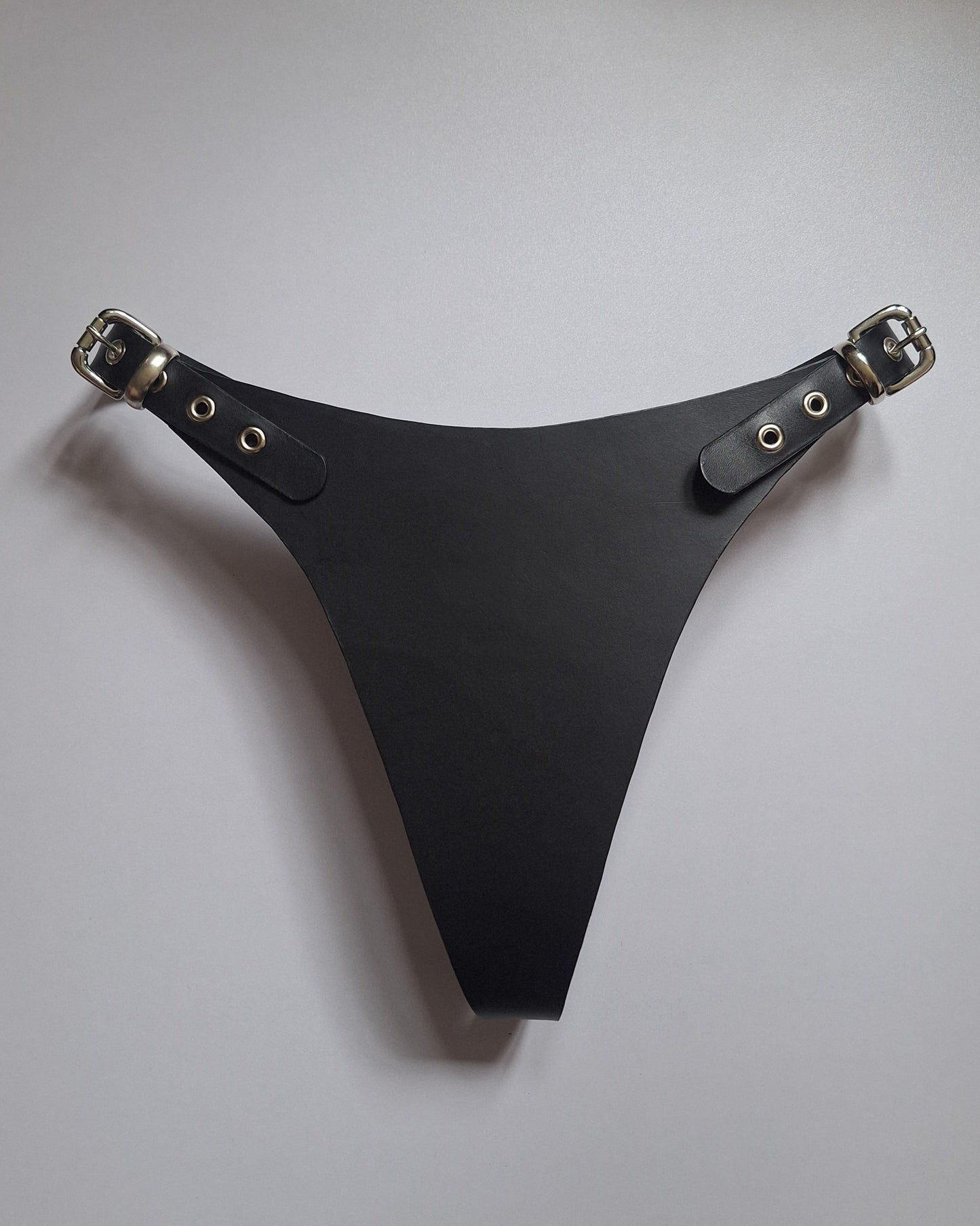 Eyelet buckle thong