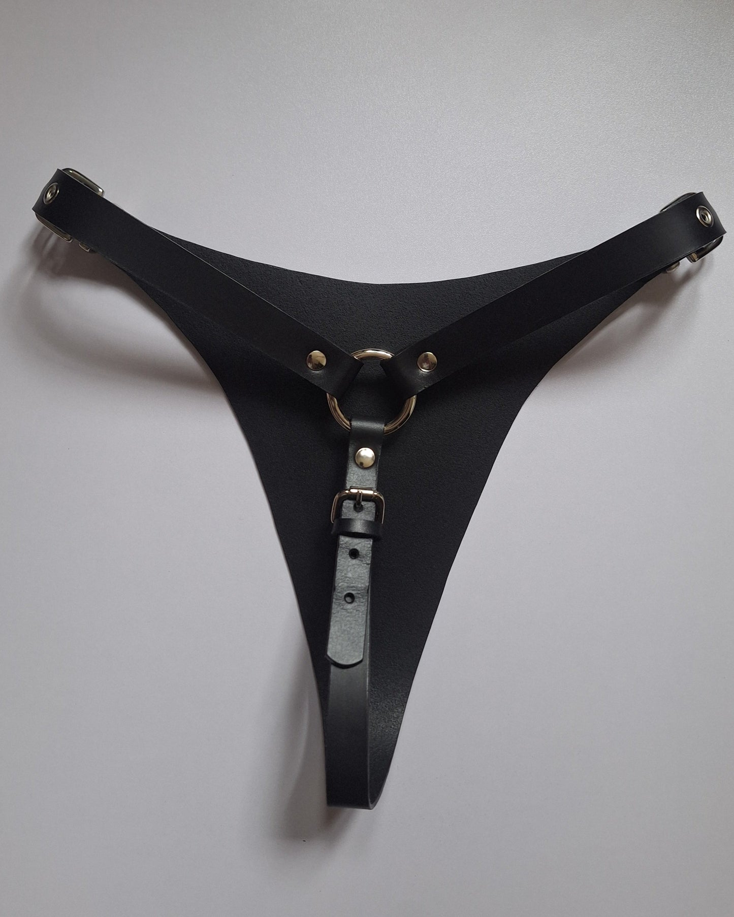 Eyelet buckle thong