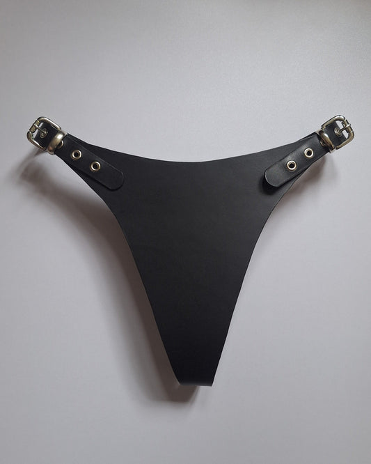 Eyelet buckle thong