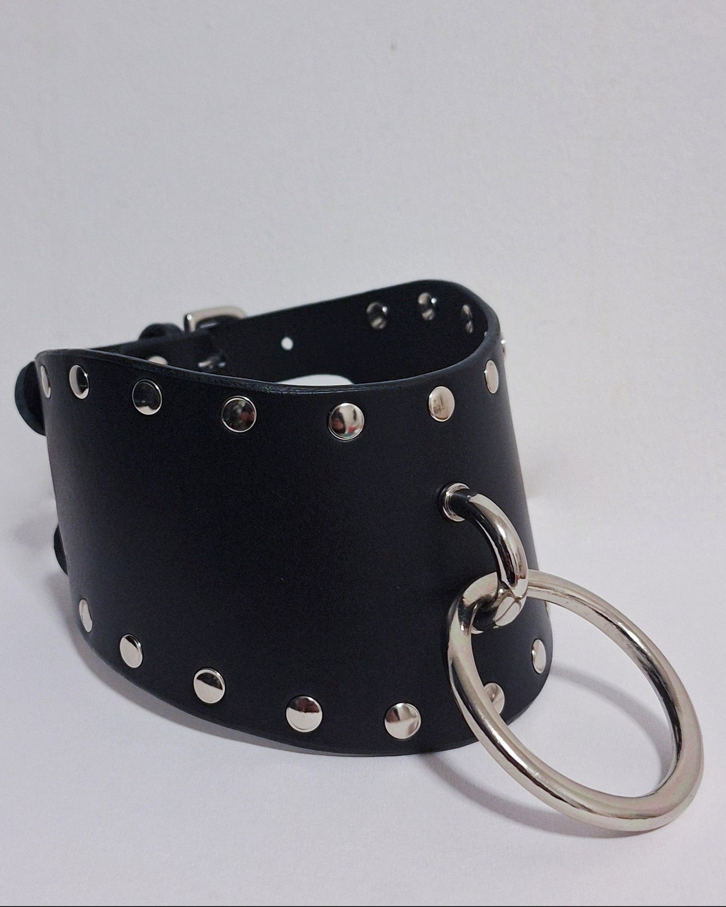 Stud o-ring posture collar