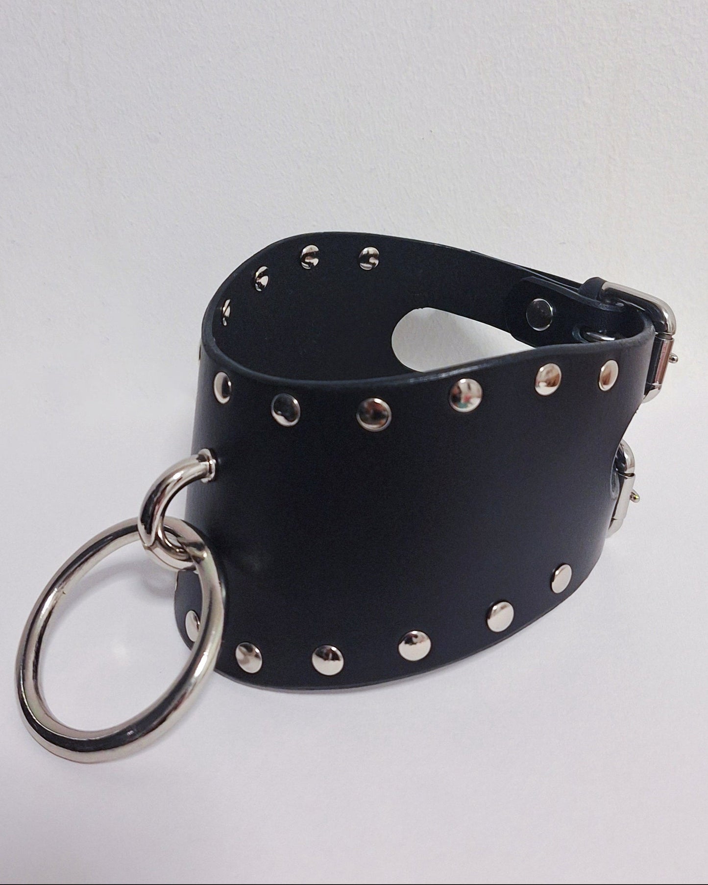 Stud o-ring posture collar