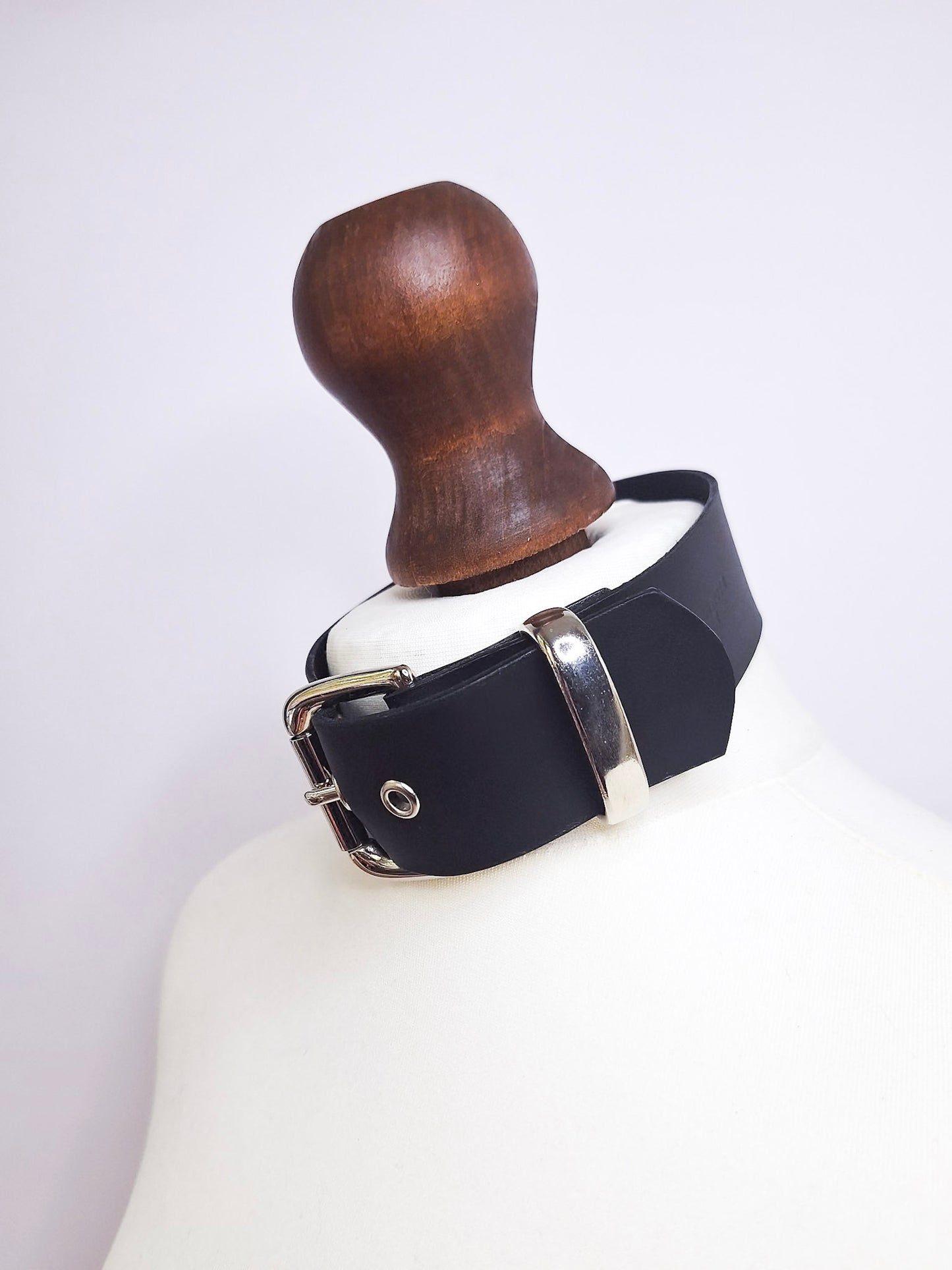 Chunky eyelet collar