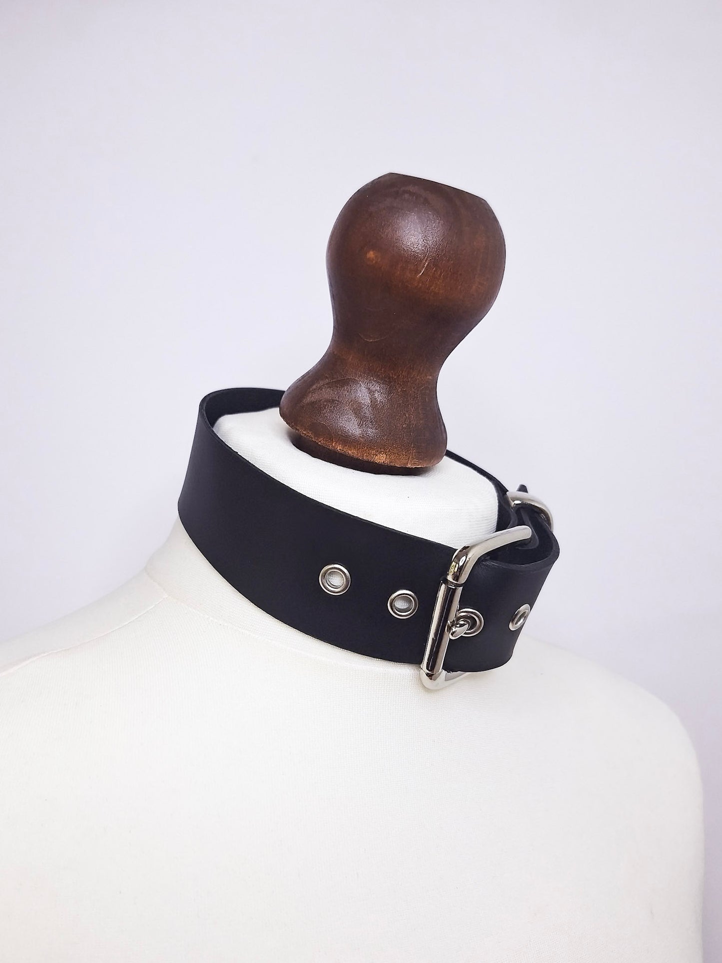Chunky eyelet collar