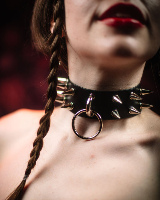 Spiked o-ring collar